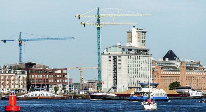 De brug over het IJ moet flink hoog worden, zo wil de provincie. Amsterdam is daar nog niet van overtuigd: parool.nl/amsterdam/prov…