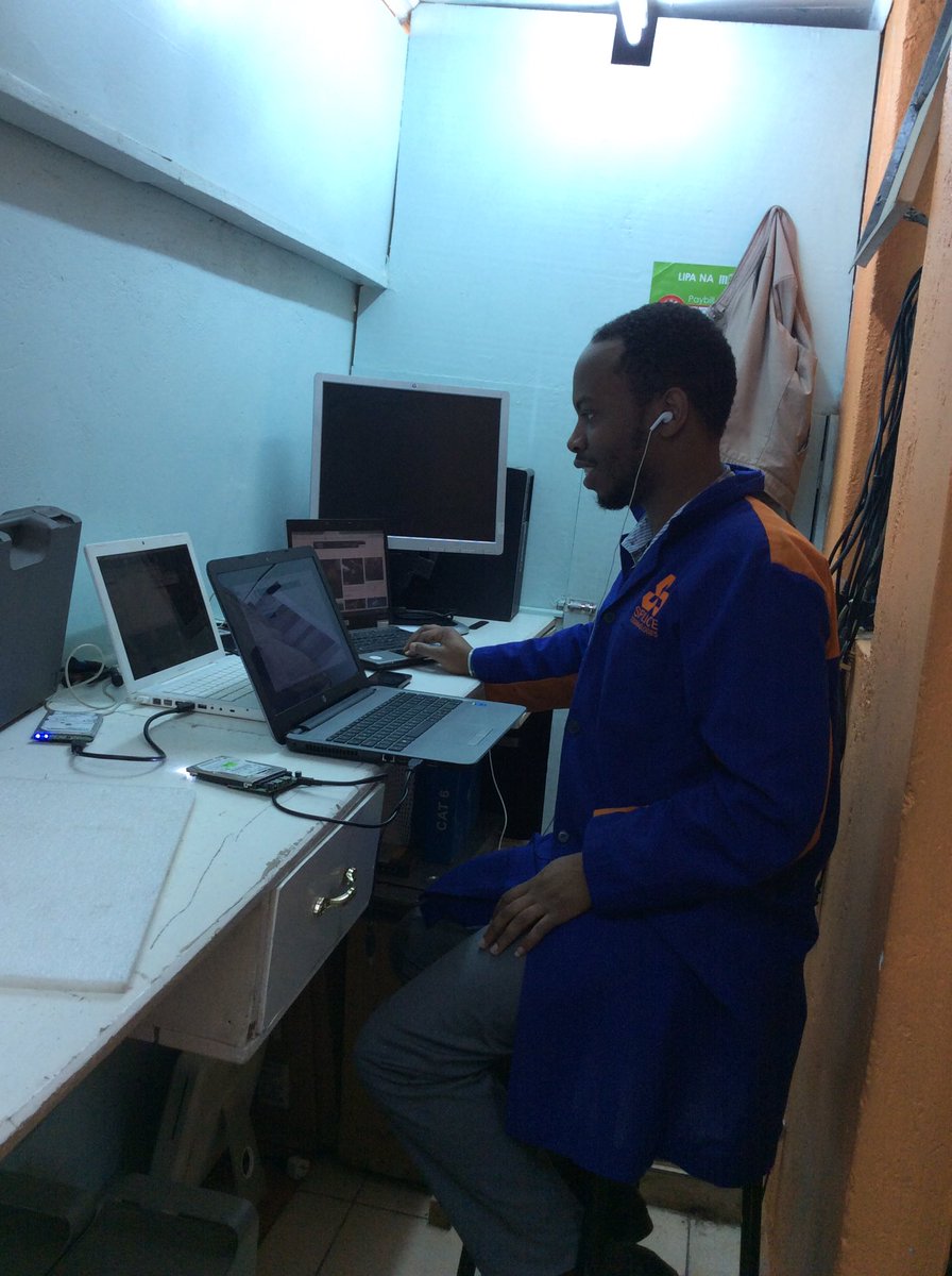 Splice_ke's tweet image. Our technicians working on the clients machine 
@Splice_ke 
#freecomputerservice