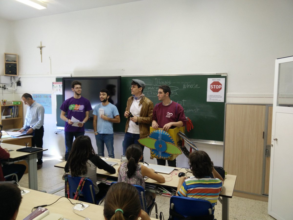 Los monitores de <a href="/GMChamberi/">GM Chamberí</a> presentando la actividad a los alumnos en clase. #somoschamberi #ibericamaristas