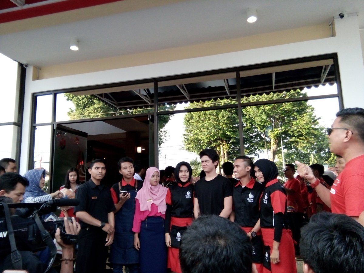 AliciousJambi__'s tweet image. W/crew 😍😍 #Aliando4Jambi