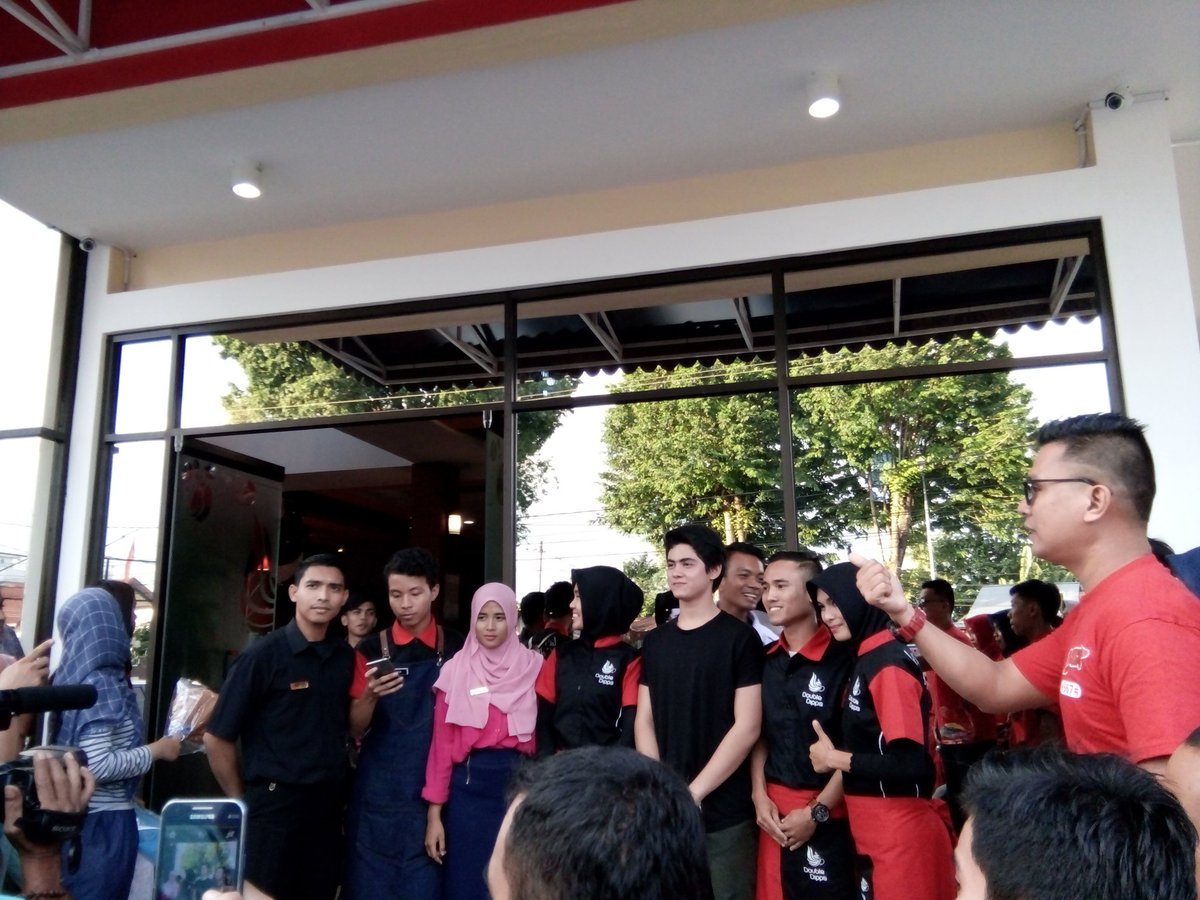 AliciousJambi__'s tweet image. W/crew 😍😍 #Aliando4Jambi