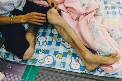 김영오씨가 이렇게 될 때까지
눈하나 깜짝 안하던 놈이
지금 사흘 굶었다고
불면과 어지러움증을
호소한단다. 엄살은..
김영오씨는 40일 동안 단식하셨다.
아프냐? 아파라. 너는 멀었다.