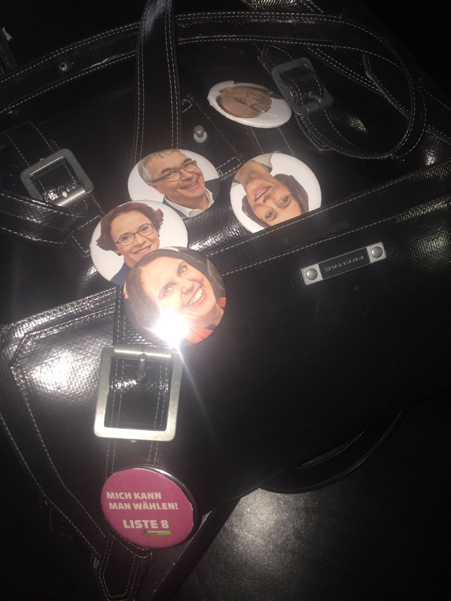 othommen's tweet photo. Ausgestattet für den Strassenwahlkampf: #buttonmania! #rotgrün #wahlbs16 #mirbliibeoffe #baselmachtsbesser https://t.co/CWylg8ktsJ
