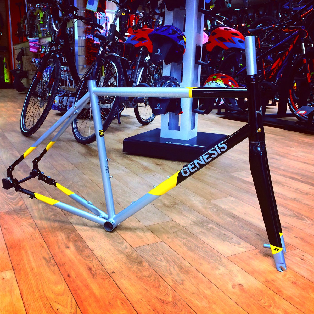 RoadRoomTring's tweet image. We&apos;ve had some lovely bits of kit in this week to play with! @GenesisBikesUK #newbikeday #projectbuild #discornotdisc