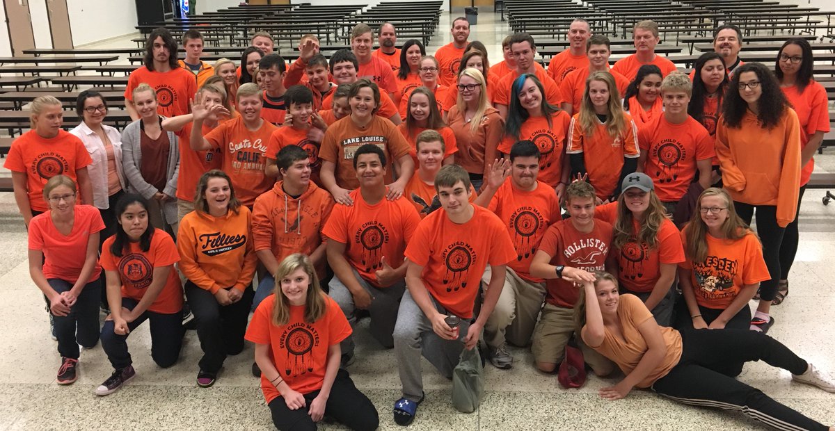 #OrangeShirtDay celebrated at LKCS in #Dresden sydenhamcurrent.ca/2016/09/28/ora… @lkcs_cardinals <a href="/LKCSPrincipal/">LKCS Principal</a> <a href="/LKDSB/">Lambton Kent DSB</a> #ckont #video