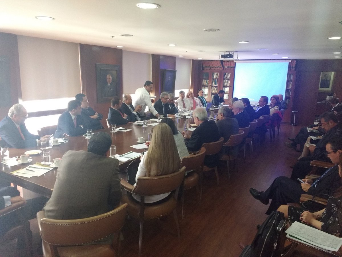 SAColombia's tweet photo. Dr. Rafael Mejía López sostiene a esta hora, la última Junta Directiva en la #SAC como Presidente del Gremio. Diálogos sobre los retos. https://t.co/sqpTBBPJRq