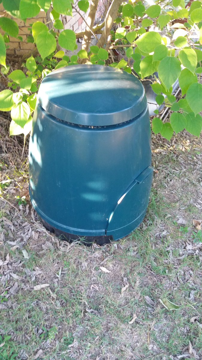 LaSiringa_'s tweet photo. Compostiamo! Parola d'onore: niente puzza! #GnELabjr #composter https://t.co/Bb8BvowsIi