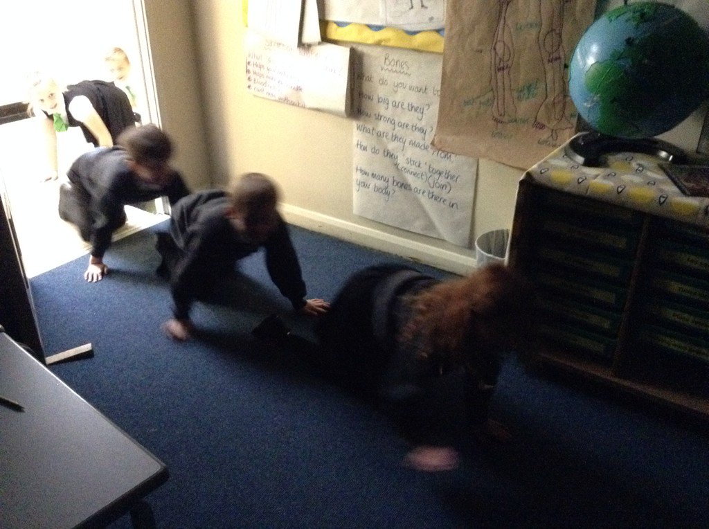 OnoFnlomce_net's tweet photo. How does it feel to crawl through a tunnel? #Englishstimuls #LRAY3 https://t.co/HL9pjbI20o