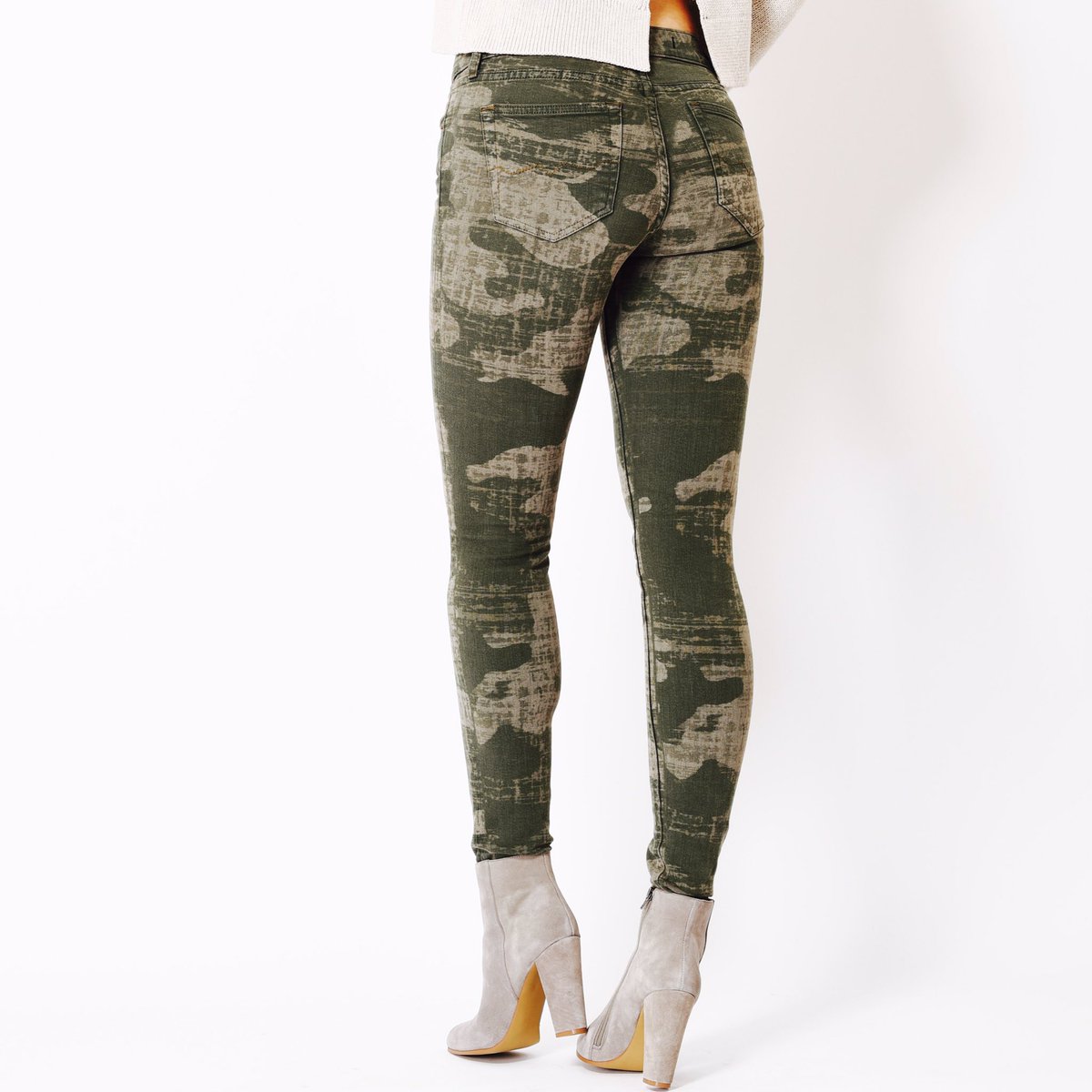 RedEngineJeans's tweet photo. a camou on #humpday Wednesday? Why not! ๐
#camouflage #fallcollection2016 #RedEngineJeans
โค๏ธ
#OOTD https://t.co/lrGcMhEGbM