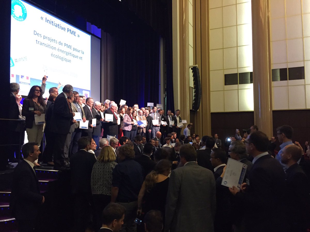 afrpc's tweet photo. Photo des lauréats #IPME autour de @RoyalSegolene : toute la salle est sur scène 👏👏👏 @CGI_PIAvenir @ademe #PôlesDeCompétitivité https://t.co/9SoTLIW6IR