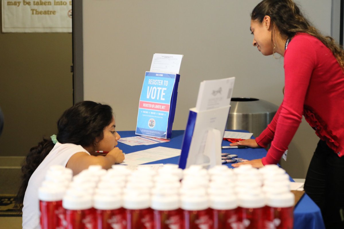 TheCHLI's tweet photo. FREE gas &amp; starbucks cards &amp; more! Info on registering 2 vote &amp; having our Hispanic voice heard! Join @MDCollege Wolfson, Room 2106, 6-8pm. https://t.co/2G1indjrl1