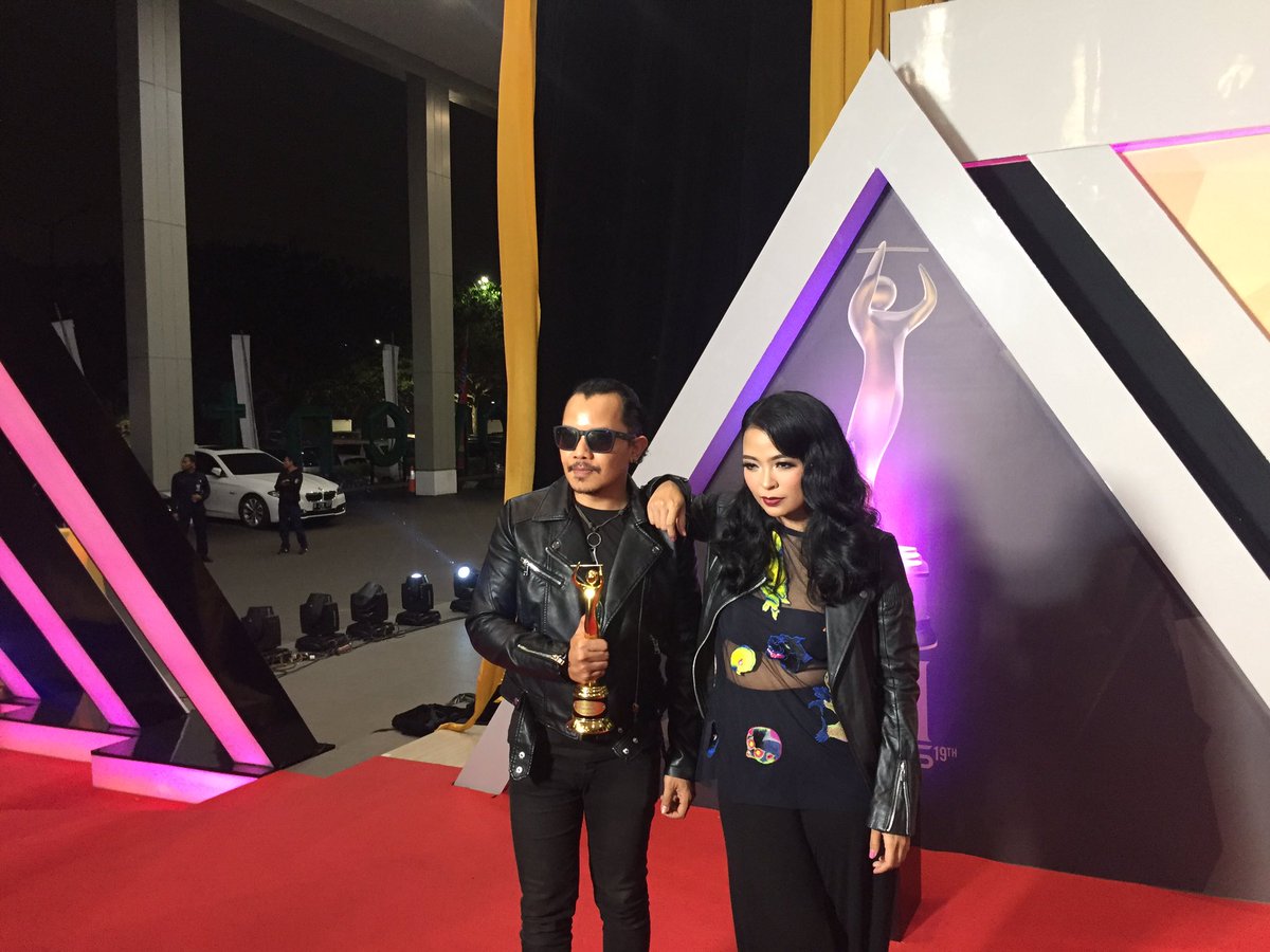 Selamat juga untuk <a href="/kotakband_/">Official KOTAK</a> atas penghargaannya di <a href="/AMIawards/">AMIawards</a> #AMIAwards19th