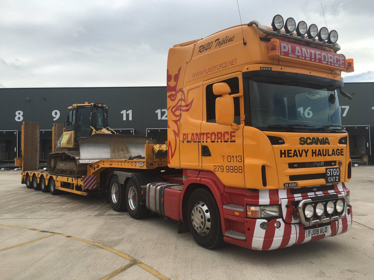 pukkatruckeruk's tweet photo. @PlantforceLeeds @TrucknDriver @truckingmag @shippingwarsuk @KomatsuAmerica little dozer move today https://t.co/XNCuxK2TjZ