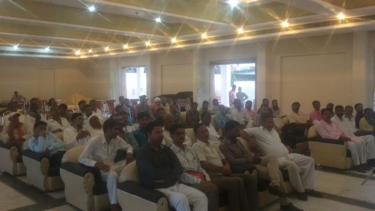 पीस कमेटी की बैठक में जनता को संबोधित करते हुए छेत्राधिकारी नगर पीलीभीत श्री निर्मल कुमार बिष्ट।