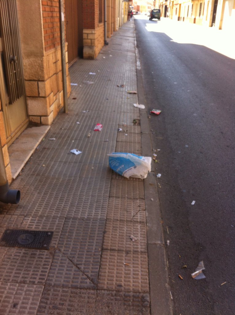 raulsanchez_10's tweet photo. Donde están los barrenderos?@AytoValdepenas, es una pena ver las calles así, mala imagen del pueblo https://t.co/VhfLdoGe73