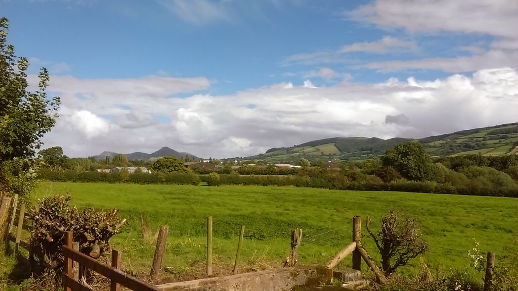 HelenRead3's tweet photo. #Long #Mountain #Breidden #Hill and #Rodney's #Pillar as seen from @CanalRiverTrust #Montgomery #Canal #Welshpool https://t.co/wvfgW6rg5I