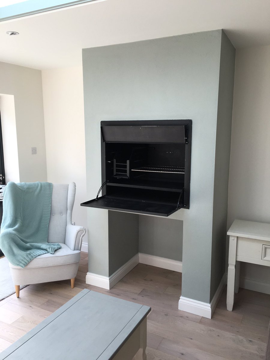 PetrusduPlessis's tweet photo. Indoor BBQ...? Indoor? Yes...! There she is! #TerribleChat 😁 https://t.co/2fdSjFsPyg