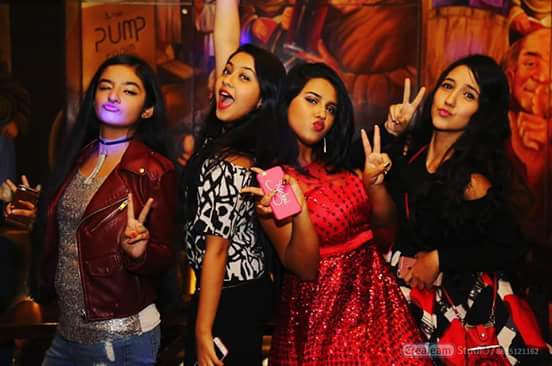Anushka_Update's tweet photo. Hi Guys ! @anushkasen_04 @roshniwalia6 @reem4you https://t.co/RxF8Np3qml
