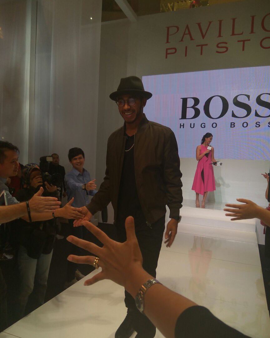 CikBiru's tweet image. My champ @LewisHamilton 😍😍😍
#HugoBoss #BossSport