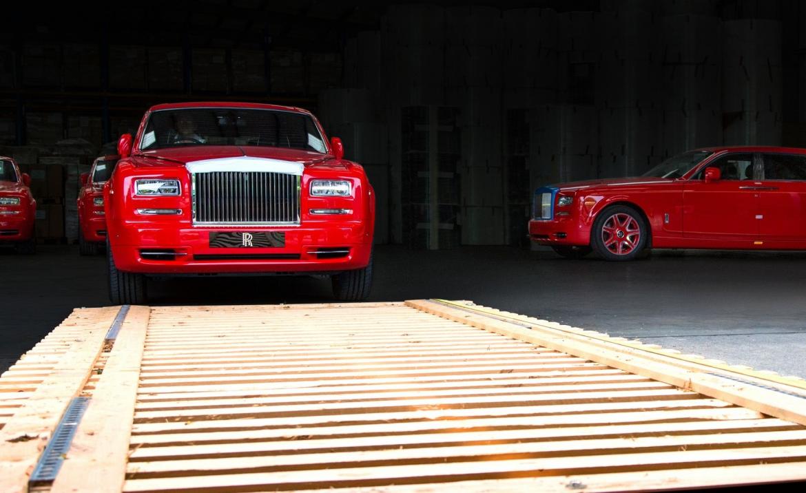 luxurylaunches's tweet photo. Entrepreneur #StephenHung finally receives custom made fleet of 30 @RollsRoyce Phantoms - https://t.co/acET3PbyMX https://t.co/o12rv8tuJw