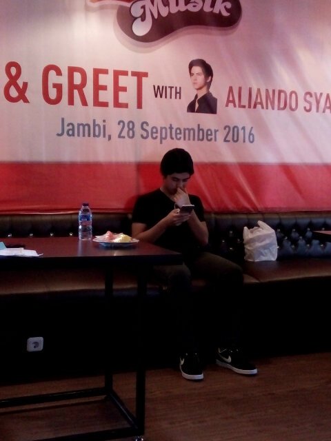 Evha_Ervina's tweet image. ali lagi chatting sama siapa sih serius amat ? #aliando4jambi