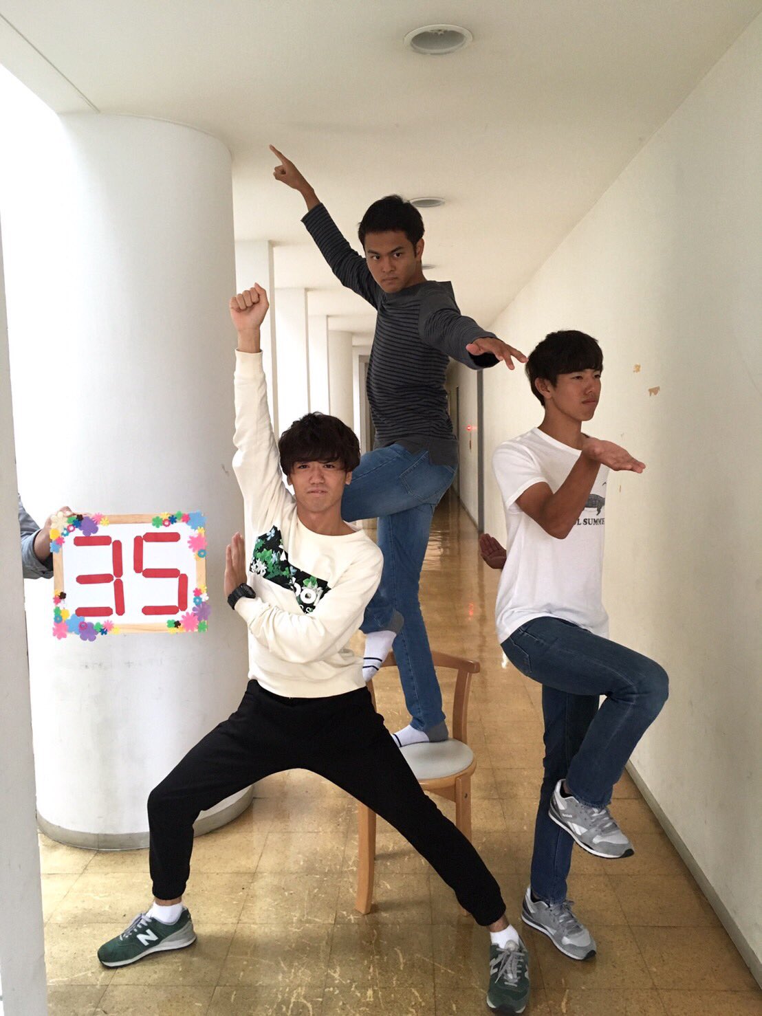 Twitter 上的 シオン祭実行委員会 今日のポーズは武術僧創世記3人の男性のポーズです 是非皆さんも真似してみましょう W B シオン祭まで35日 シオン祭 T Co W61bjddx1b Twitter