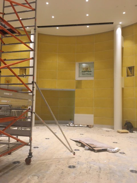 Novawall's tweet photo. Begonnen met het opnieuw stofferen van een werk uit 2007, #DenHaag , #raadzaal het glazenhuis. https://t.co/JbgPHS92tn