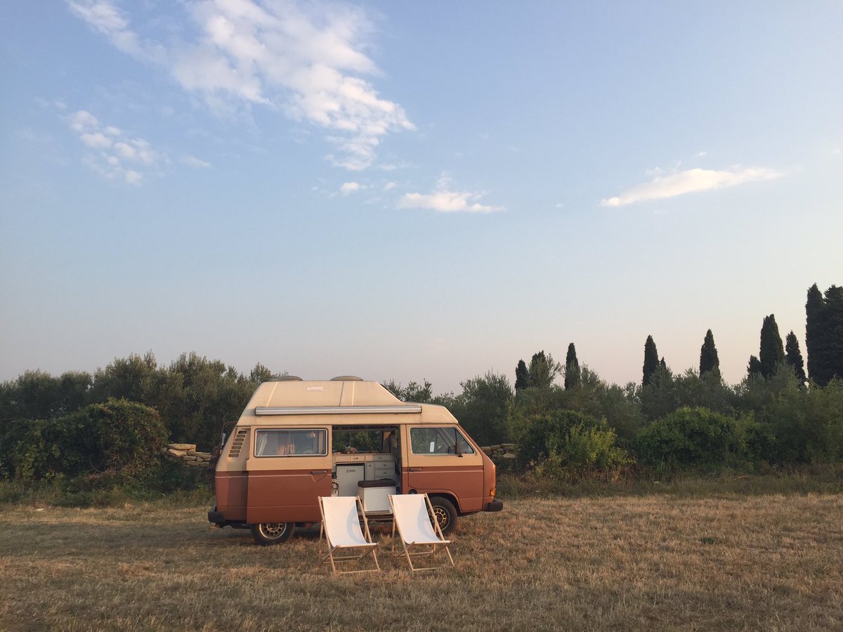 dear #rome, if you see this #vw #campervan around @roma with a swiss number plate, please call the @PLRomaCapitale. thanks for #RT!