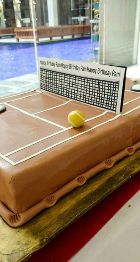 Foxshott's tweet photo. Surprise your loved ones with customized cake 
@OberoiGroup #OberoiDirect https://t.co/AzGsDaPtL4