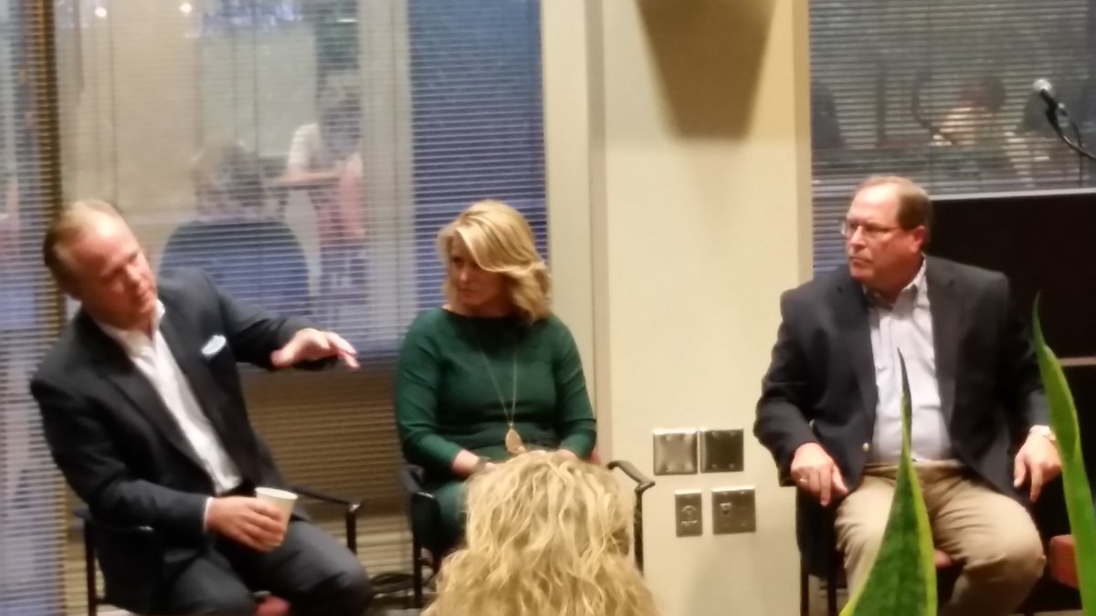 MavPR's tweet photo. #MeetTheMedia event with Indy's media pros @GerryDick @AnneMarieWTHR @shellawish. Insider tips and insight...good stuff. #HoosierPRSA https://t.co/vwJ4yMdTK6