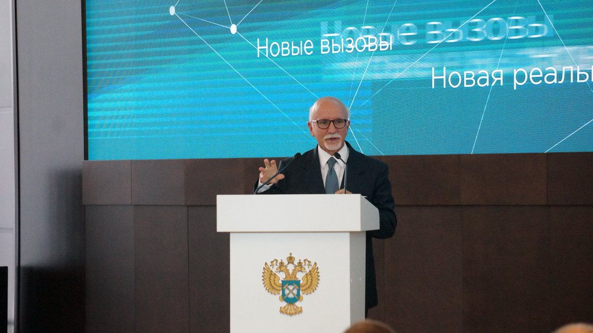 fasrussia's tweet photo. За трибуной Вайес Гилермо, директор департамента по международной торговле товарами, услугами и сырьевыми товарами #ЮНКТАД  #CW_2016 https://t.co/pgU3MbJ6If