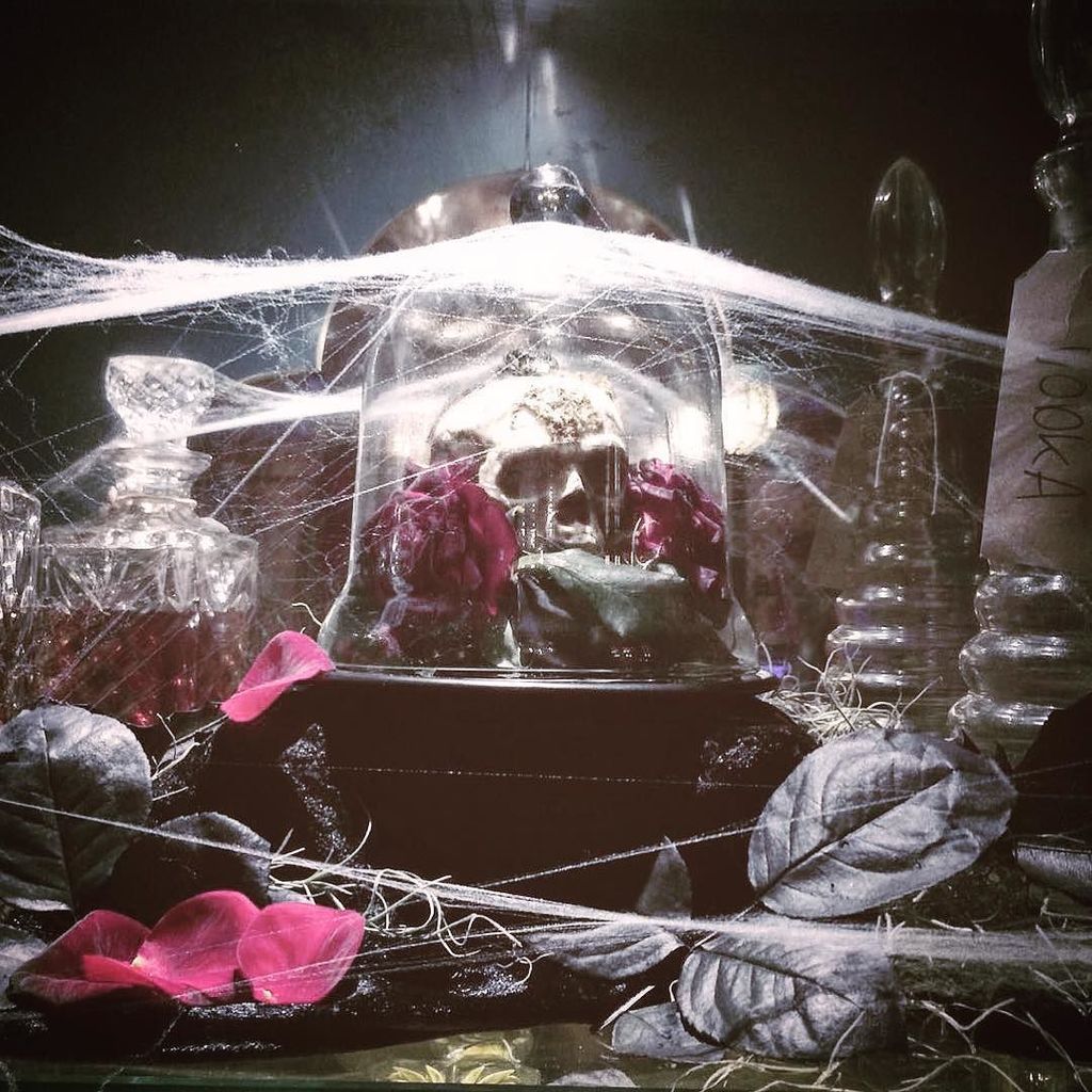 theme_traders's tweet photo. Vampy private party...we love playing with skulls! #privateparty #vampiretheme #halloween … https://t.co/GYeG4eTeO2 https://t.co/uOPCRxUacH
