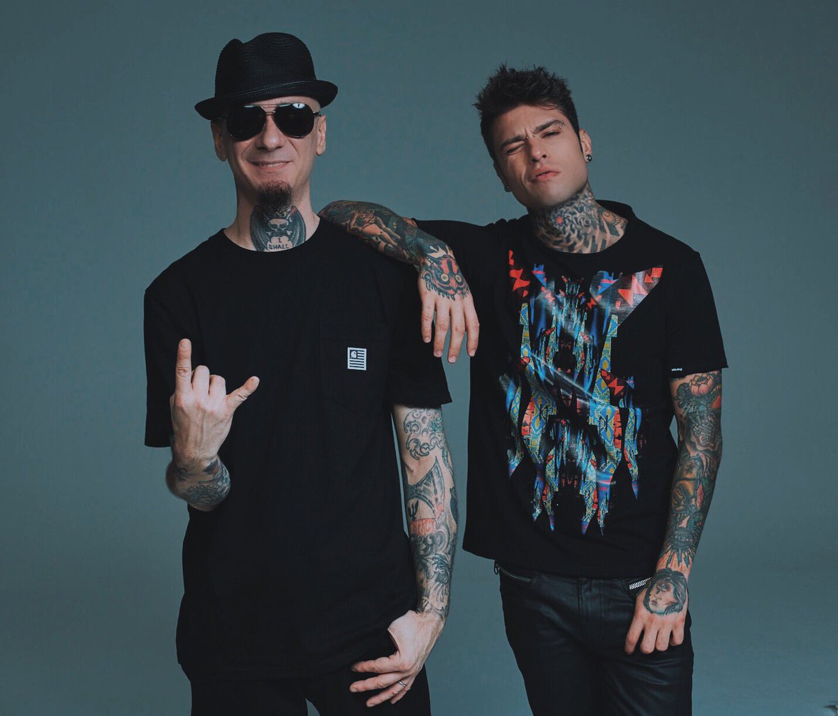 Fedez's tweet photo. 100 Milioni di visualizzazioni e 5 dischi di platino per Vorrei ma non posto! Grazie di cuore raga ⚡️❤️⚡️
#VorreiMaNoNPosto100milioni https://t.co/a2mVs7E7yr