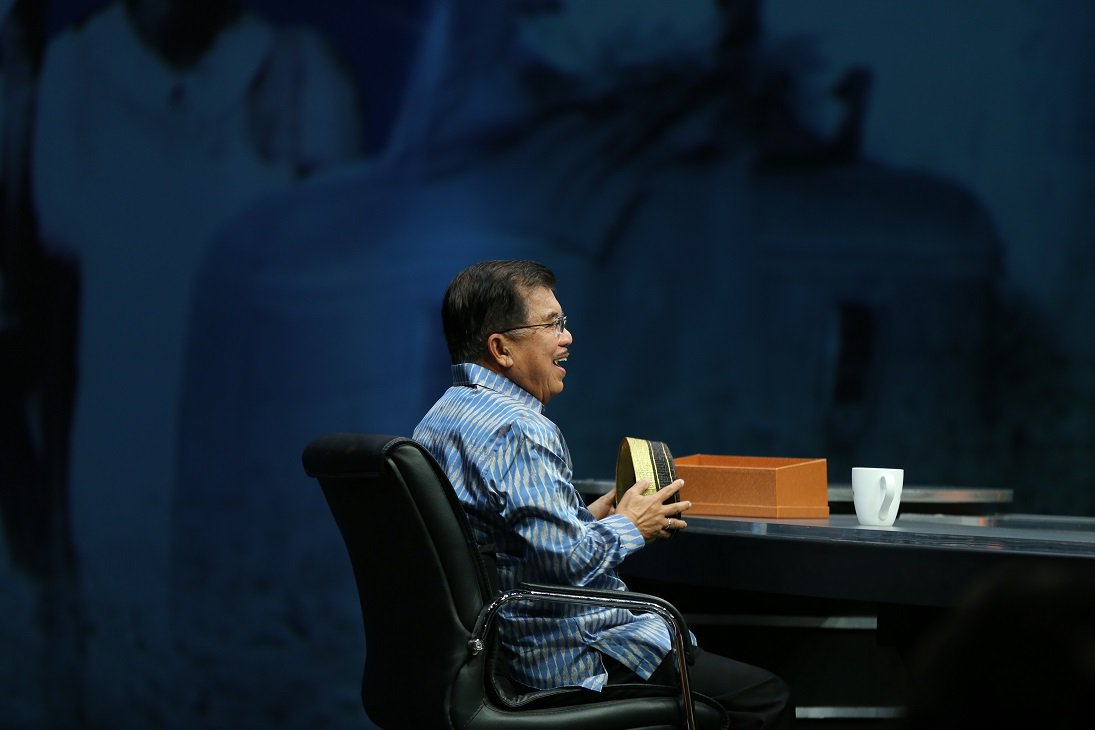 Najwa Shihab pun memberikan Songkok Bugis kepada Jusuf Kalla. #MataNajwa