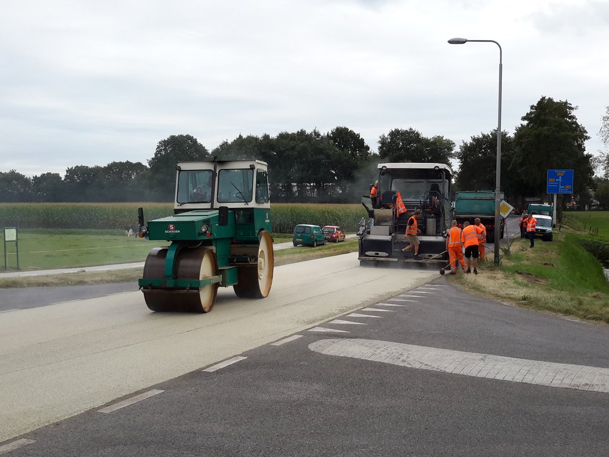 Arjan_Radix's tweet photo. Aanbrengen wit asfalt op de #N374 thv Eursinge door @Schageninfra in opdracht van @ProvDrenthe https://t.co/VEUYPrttVJ