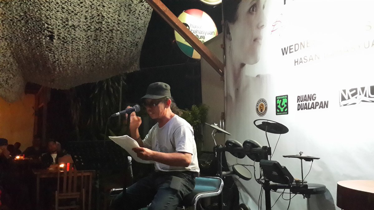 Emhan Saja, membaca puisi WS Rendra di <a href="/malampuisipalu/">malampuisipalu</a> bersama <a href="/KatrineMayH/">Katrine May Hansen</a>