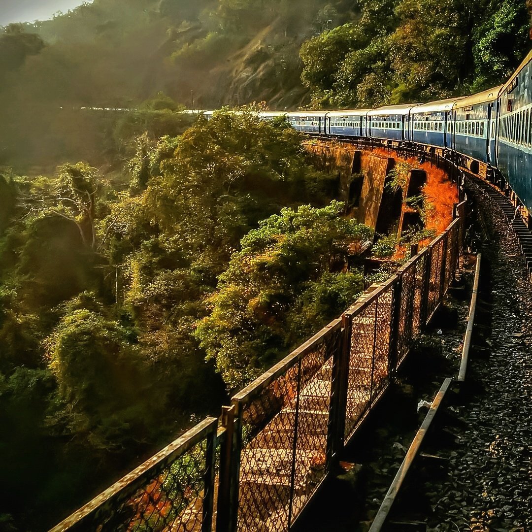 windowseatprj's tweet photo. Travelling through beauty! 
Picture by @escpression
#windowseatproject #IndianRailways https://t.co/FKjPBI8dwk