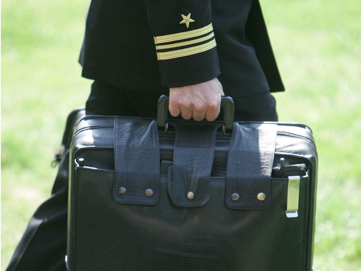 amanda_m_macias's tweet photo. Why a mysterious black briefcase follows the US president everywhere https://t.co/ZdrSrlRceY https://t.co/ObjqFkdj41