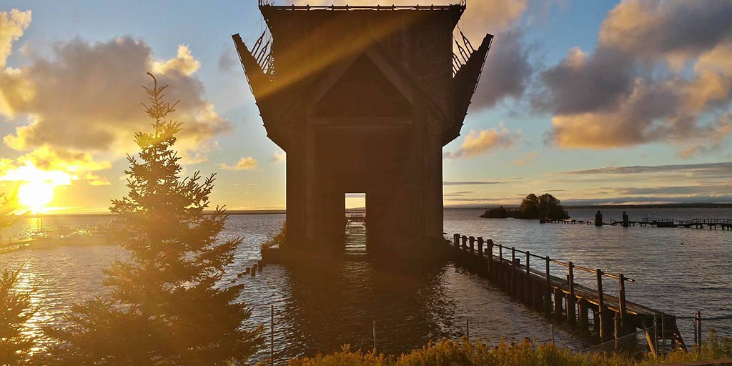 The ore dock made for a pretty picture early this morning, with fall gradually rolling in. 🍂🍃🍁