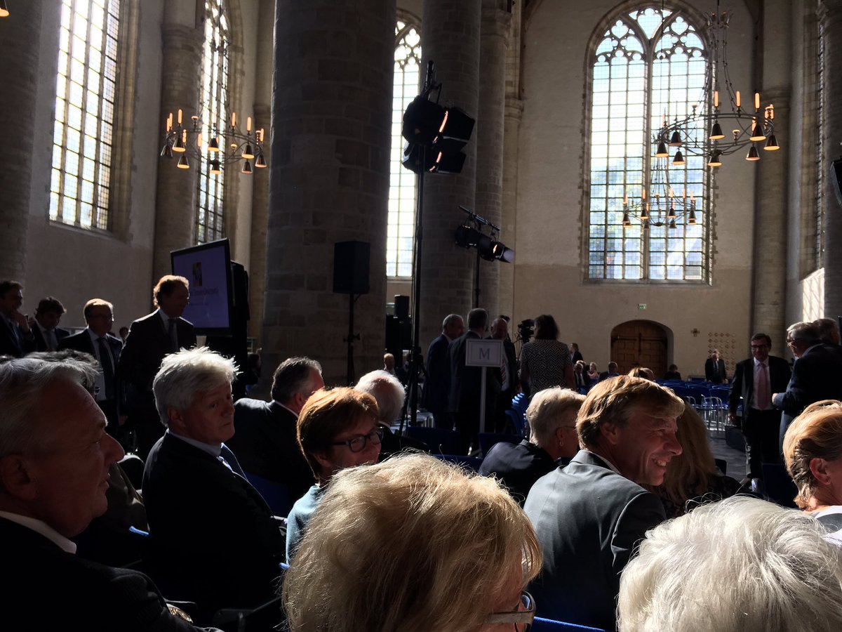 De Nieuwe Kerk wordt langzaam gevuld. #Oesterpartij