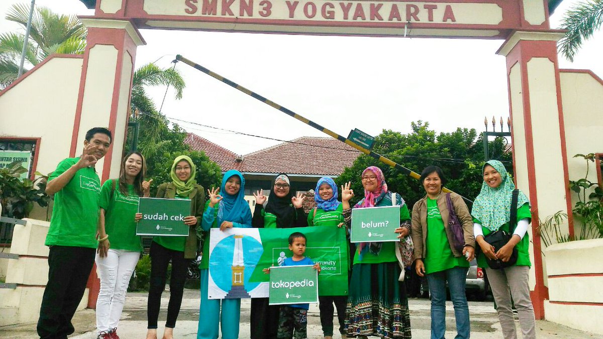 topcomjogja's tweet photo. Personil @Tokopedia TopCommunity Jogja di SMKN 3 Yogyakarta pose dulu sebelum masuk sekolah di Hari Komunitas Nasional #cekrek :D #TCJOG https://t.co/OnrBHn6pFG