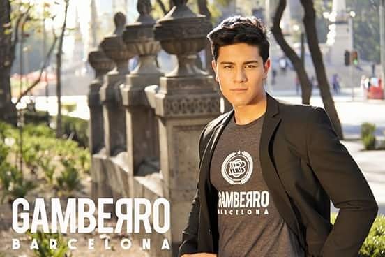 Gamberro_BCN's tweet photo. El Otoño llega fresco, Abrígate y viste con Estilo.
#Otoño  #FelizMiercoles #estilo  #casual #playera #style #ropa https://t.co/sfhtheba4x