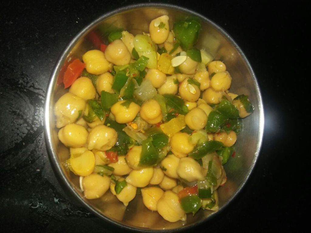 DIY Chickpea Salad recipe is up on the blog! #chickpea #Salad #food #Delhi #foodblog #recipe thetadkameter2016.wordpress.com/2016/09/28/diy…