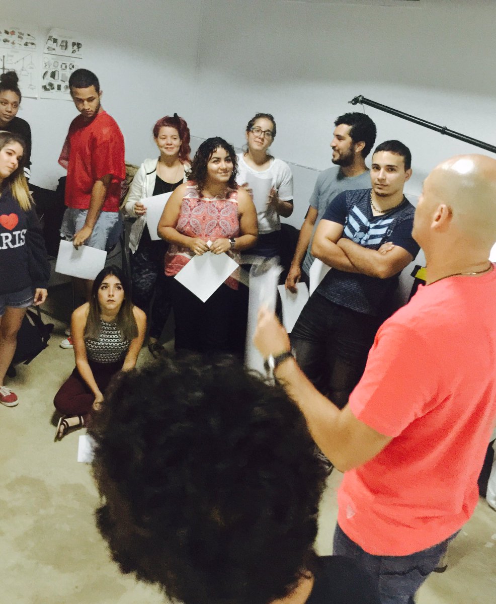 FotoSagrado's tweet photo. Examen práctico de fotografía con el profesor Cordero. #YoSoyAFUSC #proyectousc https://t.co/93uiOpfNW7
