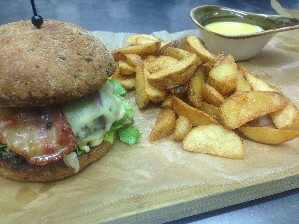 BirinsBruno's tweet photo. #burger A la Höfnin! 170g #beef whole grain bread, red onion, bacon, tomato jam and mustard. Served with potato fries and #bèarnaise sauce! https://t.co/Qg2aTypgOW