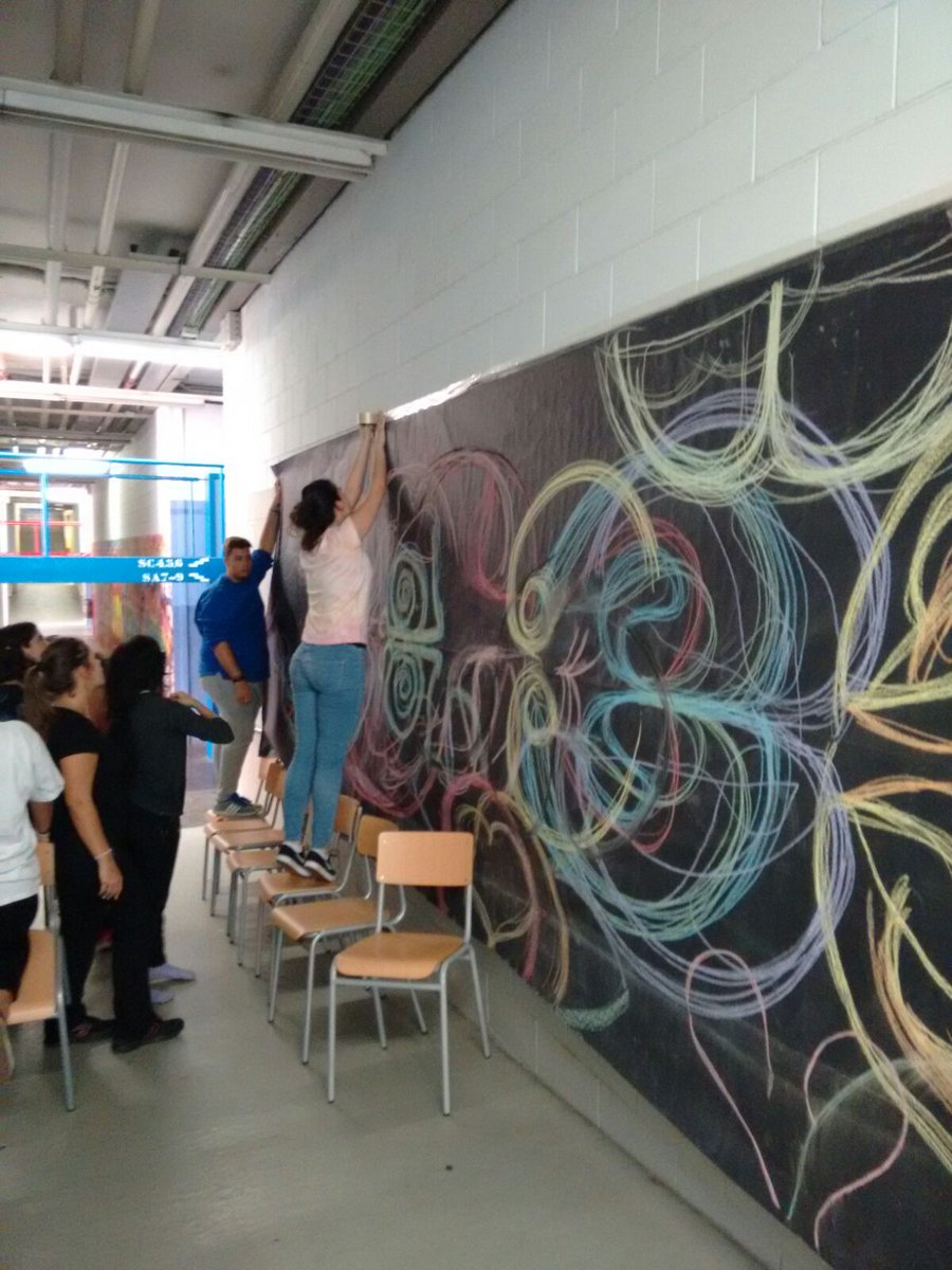 XavierOllonarte's tweet photo. Inspirats per heather hansen comencem classes d'Expressió i Comunicació #llibertat #creativitat #pau #simetria #2EIA https://t.co/JNcQ3bZoSI