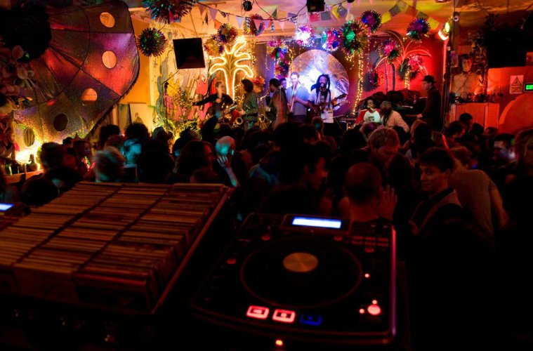 galdemzine's tweet image. #SavePassingClouds: the best community jam in Dalston bit.ly/2damfj6