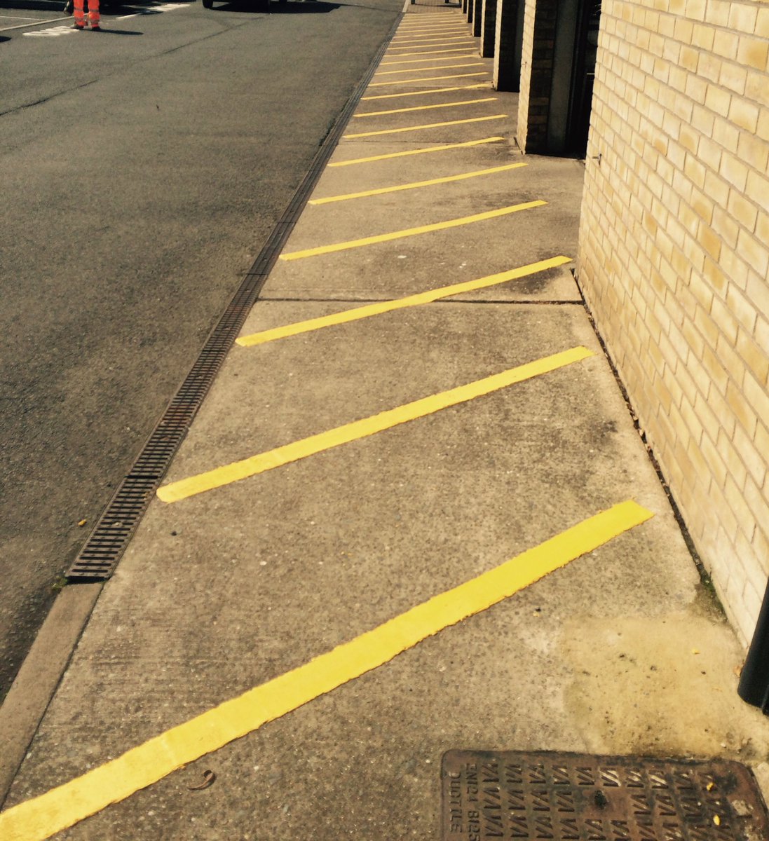 ecosurfacing1's tweet photo. A few pics for when we worked for Hyundai last week doing safety road markings #hyundai #cardealership #roadmarking #safety #carpark #lines https://t.co/71rqCncg7Y