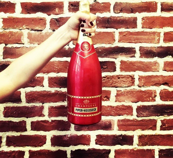 lachoseparis's tweet photo. #HotChose / Après le gain de @fortuneo, nous avons le plaisir de vous annoncer que La Maison de champagne @piperheidsieck choisit #lachose ! https://t.co/WMbeOmmo4h