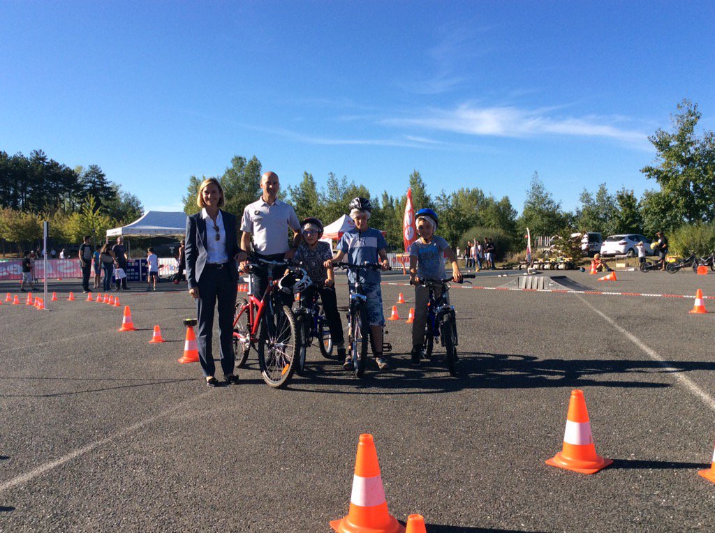 prefet81's tweet image. Mme Jeffrault, directrice de cabinet, en visite au rallye moto de la @PoliceNationale #2016 @CapDecouverteVM #Tarn